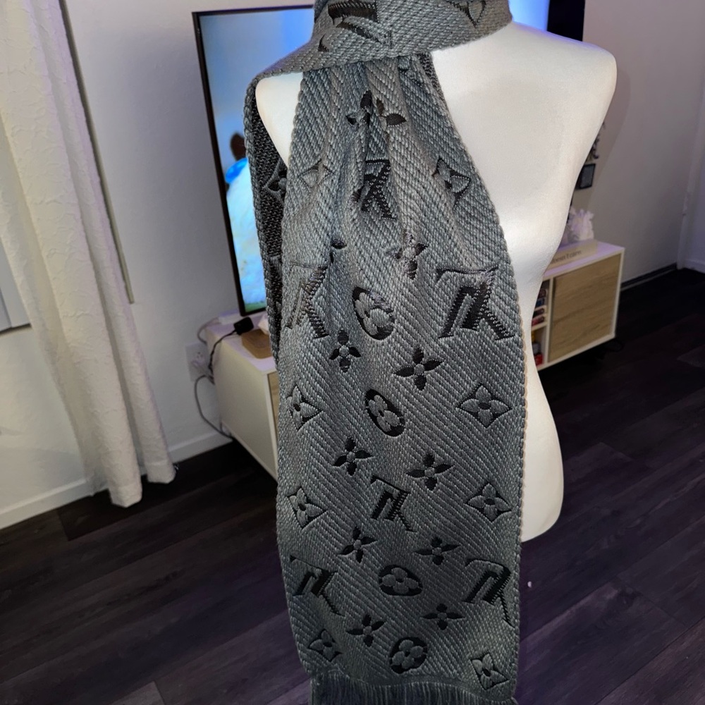Louis Vuitton Black Wool and Silk Scarf - Picture 4 of 7